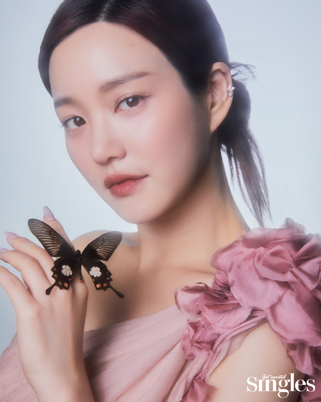 배우이유비와 욜란크리스의 핑크 플라워 시폰 톱이 등장하는 싱글즈 화보